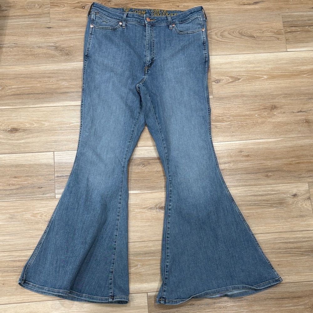 Wrangler Ladies Lainey Wilson Daydream Medium Flare Bell
Bottoms 112360597